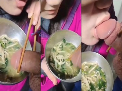 Độc lạ em gái ăn mì còn lấy chim anh chấm vô nước mút